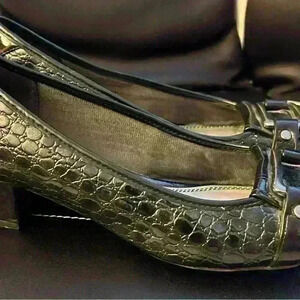 Naturalizer low thick healed shoe size 7.5  in perfect condition